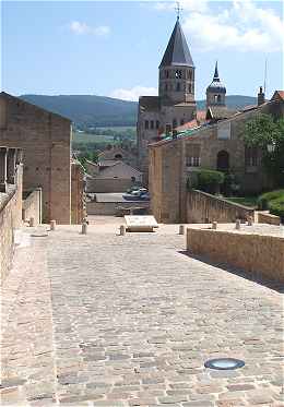 Perspective sur les ruines de l'ancienne glise abbatiale de Cluny