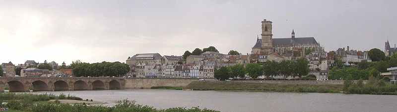 La Cathédrale Saint Cyr et Sainte Julitte de Nevers au dessus de la Loire