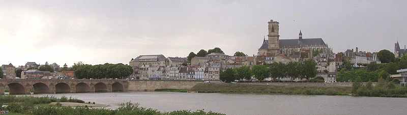 La Cathdrale Saint Cyr et Sainte Julitte de Nevers au dessus de la Loire