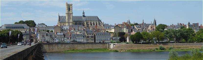 Nevers, le Pont sur la Loire et la cathdrale Saint Cyr et Sainte Julitte