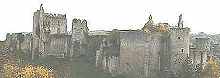 Les ruines du chateau m�di�val d'Angles sur l'Anglin, dans le Poitou, sont particuli�rement impressionnantes.