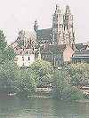 Il a fallu plus de trois si�cles pour mener � bien la construction de la Cath�drale de Tours.