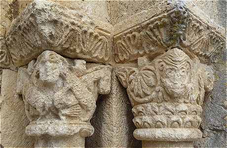 Chapiteaux du portail de l'église Saint Caprais de Agris