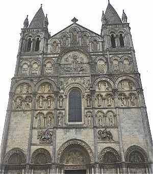 La faade sculpte de la cathdrale Saint Pierre d'Angoulme