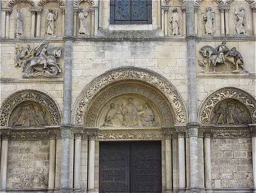 La faade sculpte de la cathdrale Saint Pierre d'Angoulme