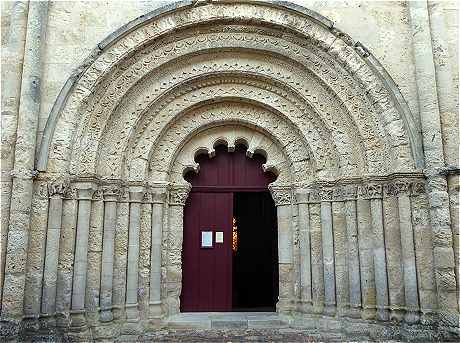 Portail polylob de l'glise Saint Jacques d'Aubeterre sur Dronne