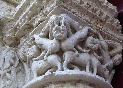 Sculptures sur la façade de l'église Saint Jacques d'Aubeterre sur Dronne