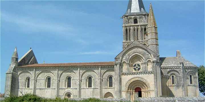 Vue du flanc Sud de l'glise d'Aulnay