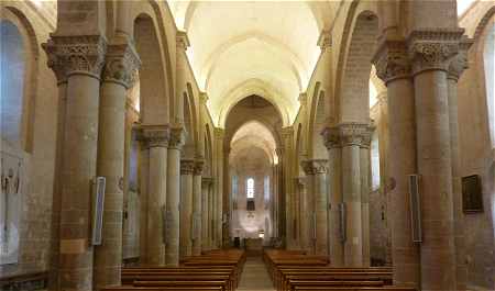 Intrieur de l'glise Saint Pierre d'Aulnay