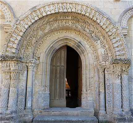 Portail de l'glise Notre-Dame d'Avy en Pons