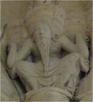 Sculpture d'un homme portant un groupe de trois colonnes de l'glise Saint Arthmy de Blanzac