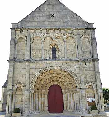 Faade de l'glise Saint Pierre de Bois