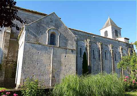 Flanc Nord de l'glise Saint Martin de Chadenac