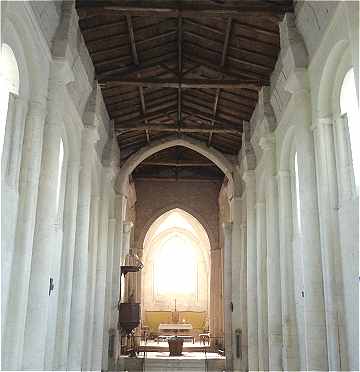 Intrieur de la nef de l'glise Saint Martin de Chadenac