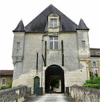 Entre du chteau de Chalais