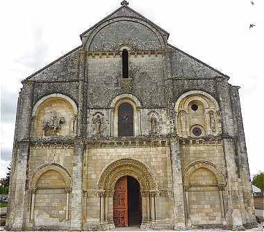 Façade de l'église de Châteauneuf sur Charente