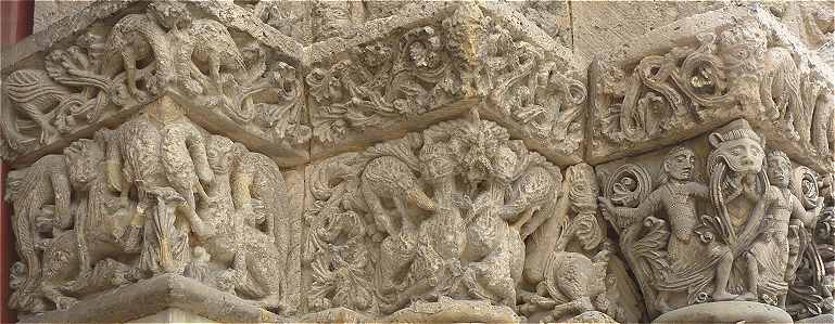 Chapiteaux sur le ct Sud du portail de l'glise de Chteauneuf sur Charente