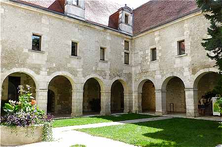 Cloitre de l'glise Saint Lger  Cognac