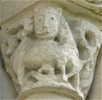 Chapiteau sculpt  l'intrieur de l'glise Saint Maclou de Colombiers