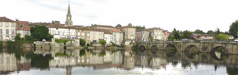 Le Pont Vieux au dessus de la Vienne et la vieille ville