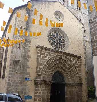 Faade et portail de l'glise Saint Maxime de Confolens