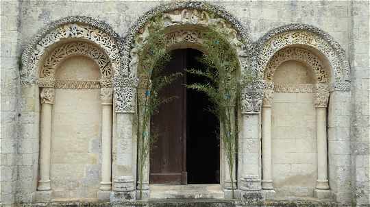 Portail sur la faade de l'glise Notre-Dame de Corme-Ecluse