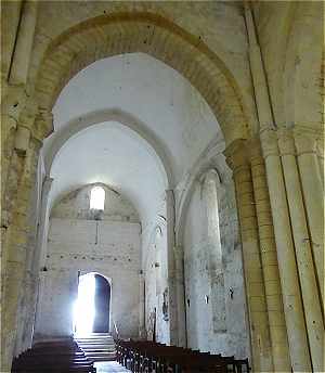 Vue intrieure de la nef de l'glise Notre-Dame de Corme-Ecluse