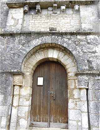 Faade de l'glise Saint Jean-Baptiste de Coulgens