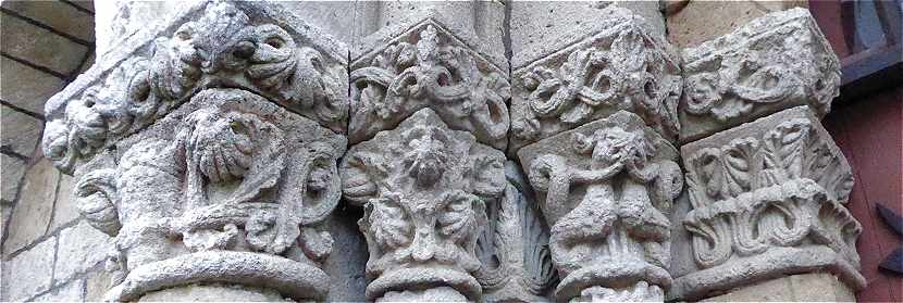 Chapiteaux sculpts du portail de l'glise Notre-Dame de Courcme