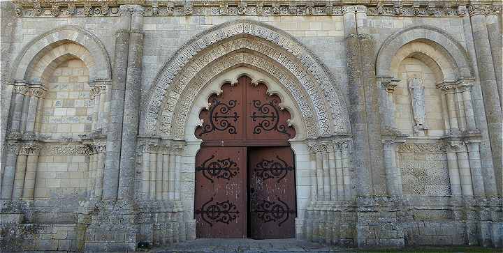 Partie infrieure de la faade de l'glise Saint Martin d'Esnandes