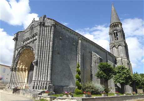 Eglise de Fenioux vue du Sud-Ouest