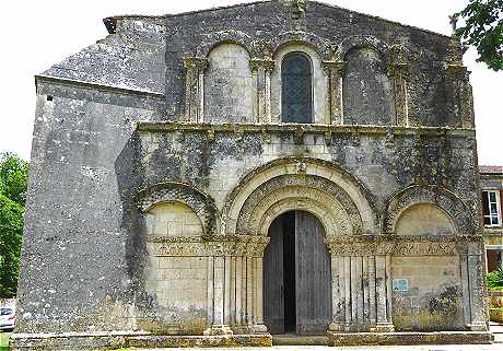 Faade de l'glise Saint Martial de Le Douhet