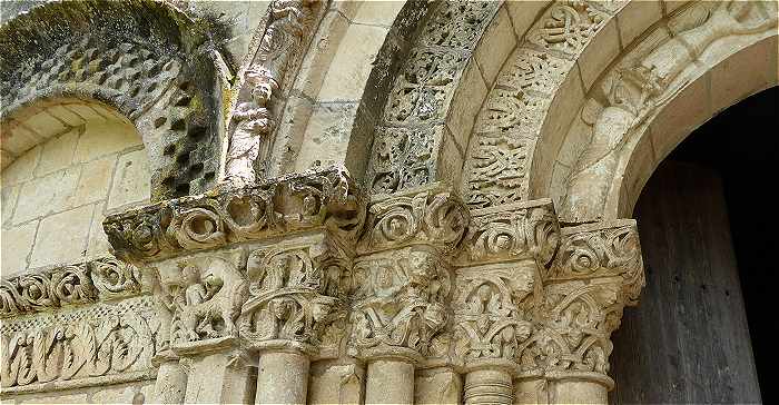 Sculptures du portail de l'église Saint Martial de Le Douhet