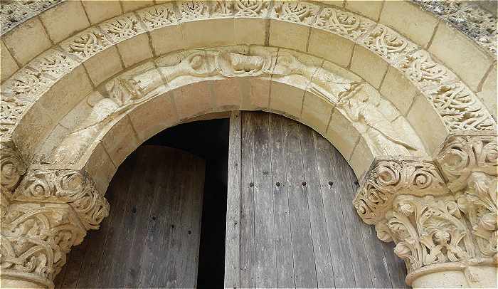 Sculptures du portail de l'glise Saint Martial de Le Douhet