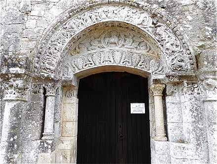 Portail et tympan de l'glise Saint Denis de Lichres