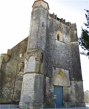 Faade de l'glise Saint Pierre de Marsilly