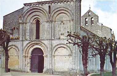 Faade de l'glise Saint Hrie  Matha