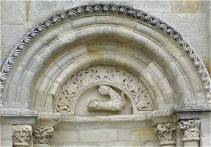 Statue d'un lion sur la faade de l'glise Saint Denis de Montmoreau-Saint Cybard