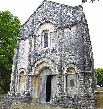 Faade de l'glise Saint Martial de Mouton