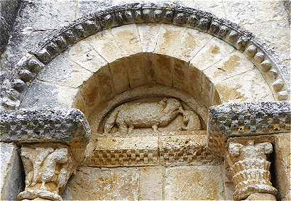 Tympan de l'arc gauche de l'glise Saint Martial de Mouton