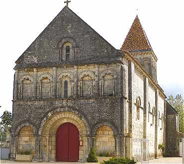 Faade et nef de l'glise de Saint Laurent  Plassac