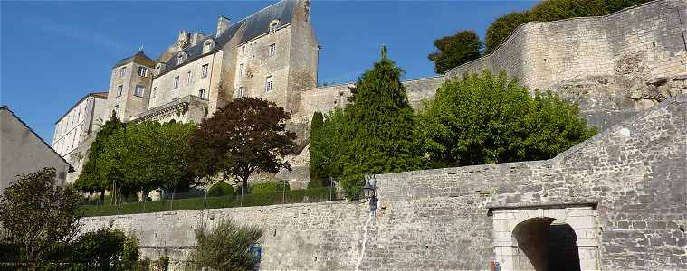 Remparts de Pons au pied du chateau