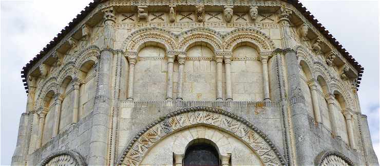 Partie haute du chevet de l'glise Saint Trojan de Rtaud