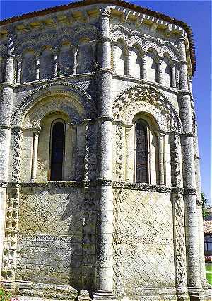 Dcoration sculpte du chevet de l'glise Notre-Dame de Rioux