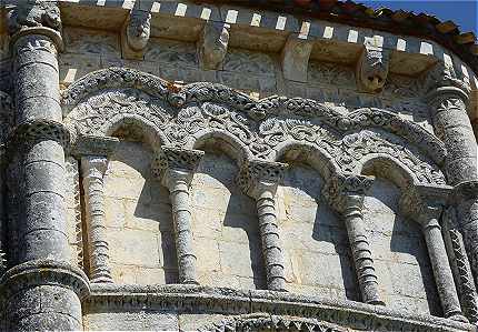 Arcatures du chevet de l'glise de Rioux