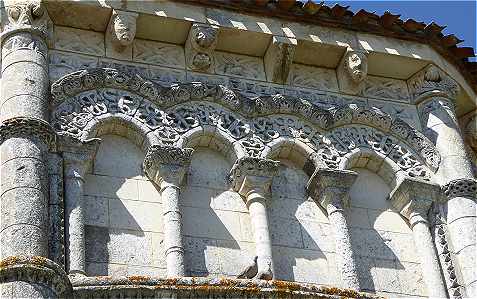 Arcatures du chevet de l'glise de Rioux