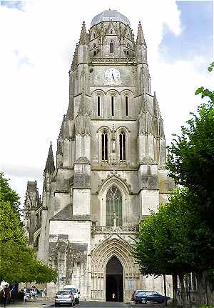 Clocher et faade de la cathdrale Saint Pierre de Saintes