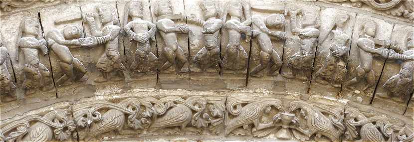 Sculptures d'une voussure du portail de la faade de l'Abbaye aux Dames de Saintes