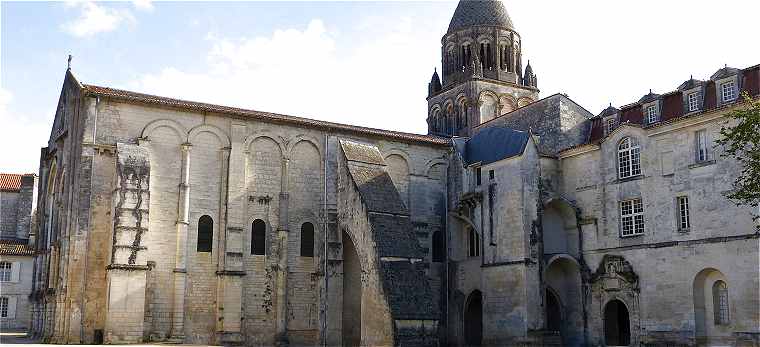 Vue du ct Sud de l'Abbaye aux Dames de Saintes avec  droite les btiments conventuels