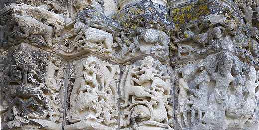 Chapiteaux sculptés du portail de la façade de l'Abbaye aux Dames de Saintes